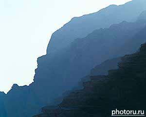 Иордания, Wadi Rum. Фототур. Силуэты гор в пустыне Вади Рам. Фото Юрия Афанасьева.