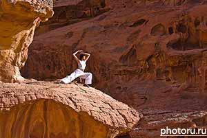 Иордания. Фототур с фотомоделью. Девушка на фоне гор в пустыне Вади Рам (Wadi Rum). Фото Юрия Афанасьева.