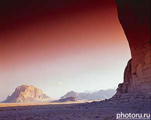 Иордания, Wadi Rum. Фототуризм. Оттененный красный фильтр для неба. Путешествия в пустыне Вади Рам. Фото Юрия Афанасьева.