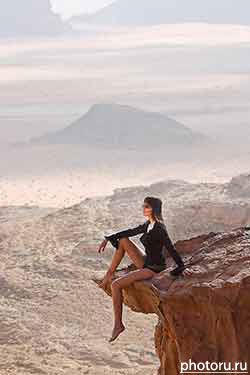 Иордания, Wadi Rum. Фототур с фотомоделью. Девушка на краю обрыва, на фоне гор в пустыне Вади Рам. Фото Юрия Афанасьева.