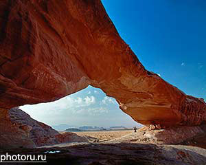 Иордания, Wadi Rum. Фототуризм. Использование поляризационного фильтра для неба. Путешествия в пустыне Вади Рам. Фото Юрия Афанасьева.