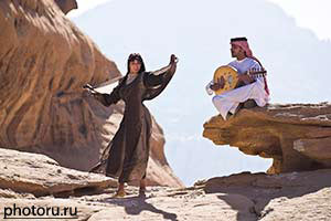 Иордания, Wadi Rum. Фототур с фотомоделью. Девушка танцует в национальном платье на фоне гор в пустыне Вади Рам. Фото Юрия Афанасьева.